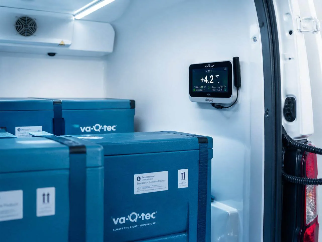Caixa térmica com controle de temperatura para transporte de medicamentos