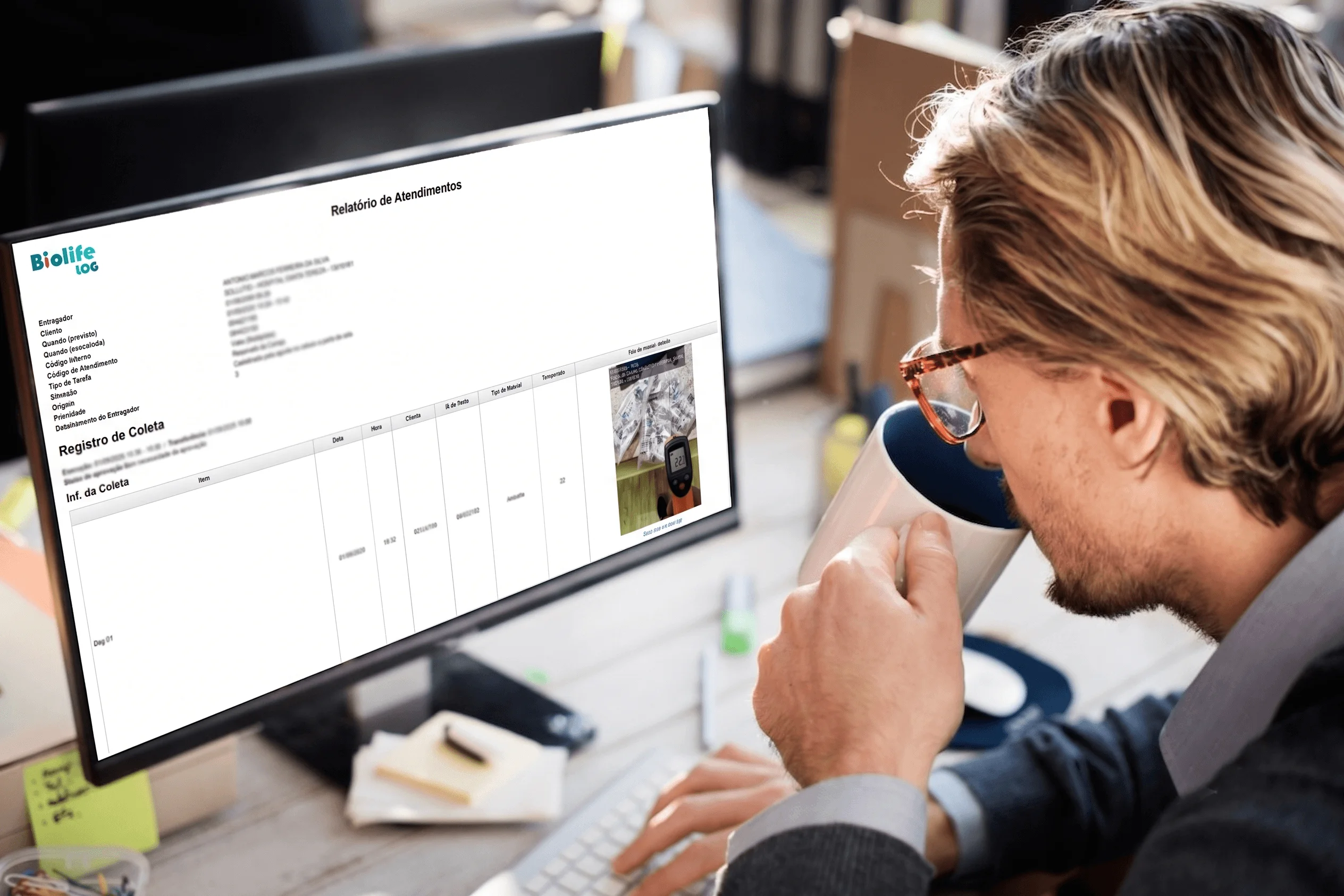 Operador acompanhando o monitoramento das rotas e condições de transporte